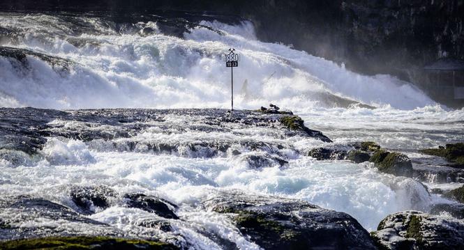Rheinfall bei winterlich kalten Temperaturen, Touristen besuchen trotz kalten Wetter den Rheinfall, am Freitag, 10. Februar 2023. (Melanie Duchene / Schaffhauser Nachrichten)