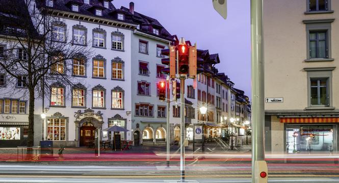 Rotlicht Ampel an der Bachstrasse mit Fussgaengerstreifen bei blauer Stunde, am Freitag, 10. Februar 2023. (Melanie Duchene / Schaffhauser Nachrichten)