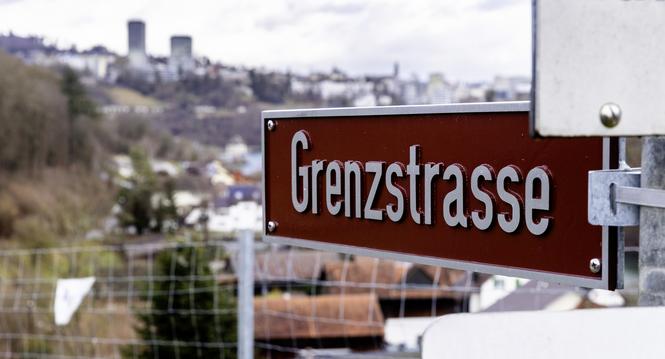 Grenzstein und Grenzstrasse, Freitag, 09.01.2026, Neuhausen am Rheinfall (Roger Hofstetter/Schaffhauser Nachrichten)