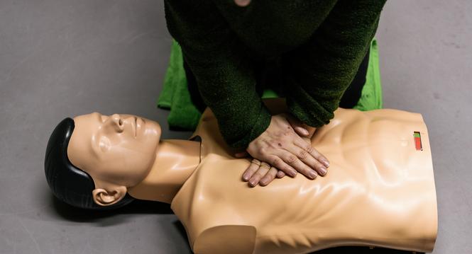 Herzmassage und Beatmung wird mit Puppen geuebt, im Nothelfer Kurs von Flying Instructor am 04. Dezember 2017 in Zuerich.
