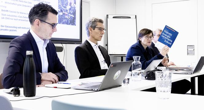 Medienkonferenz "Wï¿ï¾¤rmetransformation Stadt Schaffhausen: Gasausstieg bis 2040", v.l. Meinrad Engeler - CEO SH POWER, Peter Neukomm - Stadtprï¿ï¾¤sident, Dr. Katrin Bernath - Baureferentin, Daniel Preisig - Finanzreferent, Mittwoch, 14.01