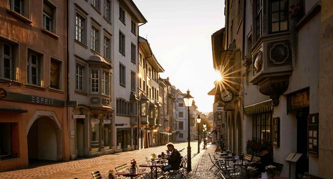Morgenstund hat Gold im Mund, die Sonne scheint durch die Strassen in der Altstadt und verspricht einen sonnigen Herbsttag an diesem Morgen im September, am Donnerstag, 19. September 2024. (Melanie Duchene / Schaffhauser Nachrichten)
