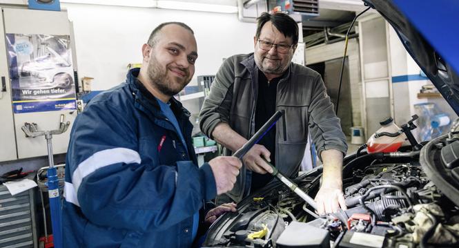 Stabwechsel bei der Randengarage, Roland Jauch ï¿ï¾¼bergibt an Rijad Emruli, fotografiert am Dienstag, 13. Januar 2025, in Schleitheim. (Roberta Fele / Schaffhauser Nachricht