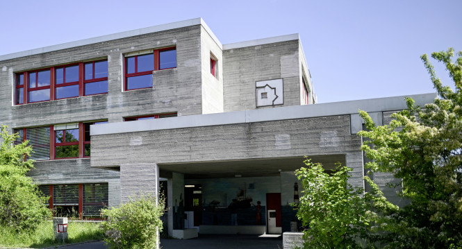 Das Schulhaus Grï¿ï¾¤fler in Herblingen von aussen, am Dienstag, 13. Mai 2025. (Melanie Duchene / Schaffhauser Nachricht