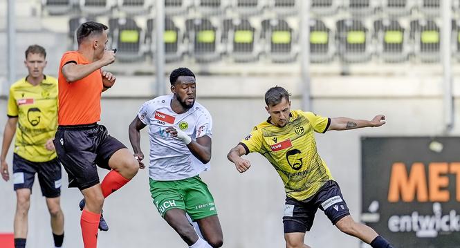 06.09.2025, Schaffhausen, Fussball Promotions League - FC Schaffhausen - SC Bruehl; 
Jean-Paul N'Djoli (Bruehl) Danilo del Toro (Schaffhausen) 
(Roger Albrecht/sport-presse)
