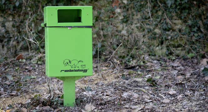 Eine Robidog-Hundetoilette steht am Waldrand, am Freitag, 30. Maerz 2018, in Feuerthalen. (KEYSTONE/Melanie Duchene)