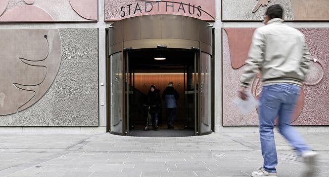 Leute kommen am Sonntag Morgen ins Stadthaus um ihre Stimmzettel abzugeben, am Sonntag, 09. Februar 2025. (Melanie Duchene / Schaffhauser Nachrichten)