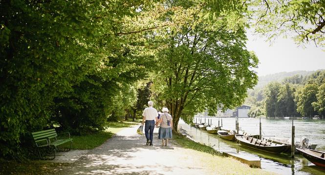 Ein ï¿ï¾¤lteres Paar spaziert Hand in Hand dem Rhein dem Lindli entlang, am Montag, 18 August 2025. (Melanie Duchene / Schaffhauser Nachricht