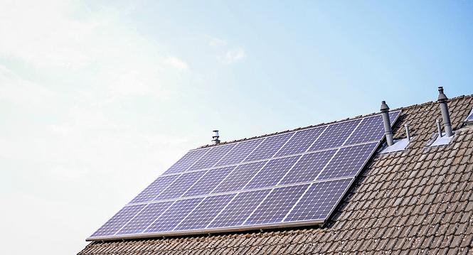 Solarzellen auf einem Hausdach, am Donnerstag, 26. August, 2021. (Melanie Duchene / Schaffhauser Nachrichten)