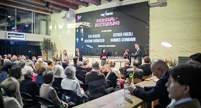 Podiumsdiskussion zur Individualbesteuerung. Podium mit Stï¿ï¾¤nderï¿ï¾¤tin Eva Herzog (SP) und Stï¿ï¾¤nderat Severin Brï¿ï¾¼ngger (FDP) fï¿ï¾¼r die Vorlage, Stï¿ï¾¤nderï¿ï¾¤tin Esther Friedli (SVP) sowie S