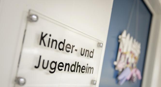 Besuch im Kinder- und Jugendheim der Stadt Schaffhausen. Hier braucht es dringend mehr Platz, der Grosse Stadtrat hat sich damit beschï¿ï¾¤ftigt. Alexander Klett (in grau) und Markus Eichenberger im Intervie, fotografiert am Mittwoch, 26. Februar 2