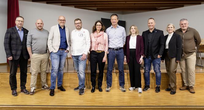 Wahlpodium Feuerthalen, Kandidaten Gemeinderat und Schulpflege, v.l. Felix Zulauf, Tobias Freitag, Holger Gurtner, Thomas Frey, Rahel Wenger, Igor Zanon, Jessica Huber, Florian Schmid, Edith Zulauf-Blarer, Tonino D'Ascanio, Donnerstag, 05.02.2026, Feuerth