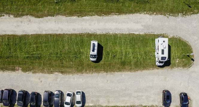 Blick mit der Drohne auf den Parkplatz Burgunwiese, am Montag, 25 August 2025. (Melanie Duchene / Schaffhauser Nachrichten)