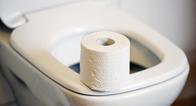 ARCHIV - ILLUSTRATION - Eine Rolle Toilettenpapier, fotografiert am 07.10.2015 in Potsdam (Brandenburg) auf einer Toilette. (zu dpa ï¿ï¾«Hilferufe aus dem Klo - Polizei rï¿ï¾¼ckt anï¿ï¾» vom 16.11.2017). (KEYSTONE/DPA/Ralf Hi