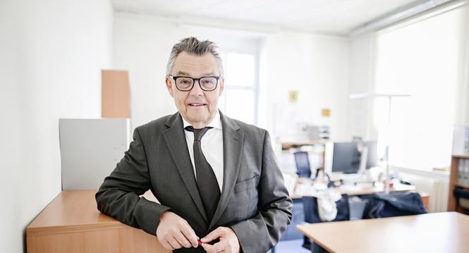 Portrait von Peter Sticher, erster Staatsanwalt, in seinem Bï¿ï¾¼ro an der Bahnhofstrasse, am Dienstag, 08. April 2025. (Melanie Duchene / Schaffhauser Nachricht