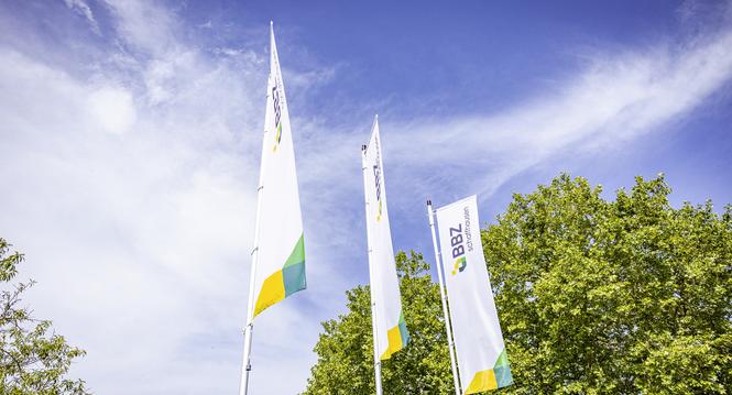 Fahnen am BBZ Hinterstei, fotografiert am Dienstag, 01. Juli 2025, in Schaffhausen. (Roberta Fele / Schaffhauser Nachrichten)