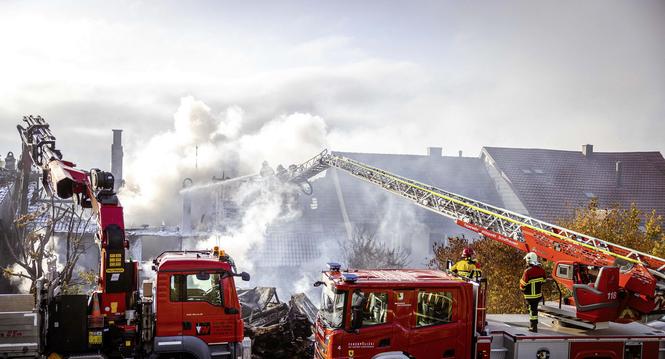 Lï¿ï¾¶scharbeiten eines seit 2 Uhr morgens in Brand stehendem Reienhauses in der Schmalzgasse in Hallu,  fotografiert am Donnerstag, 16. Oktober 2025, in Hallau. (Roberta Fele / Schaffhauser Nachricht