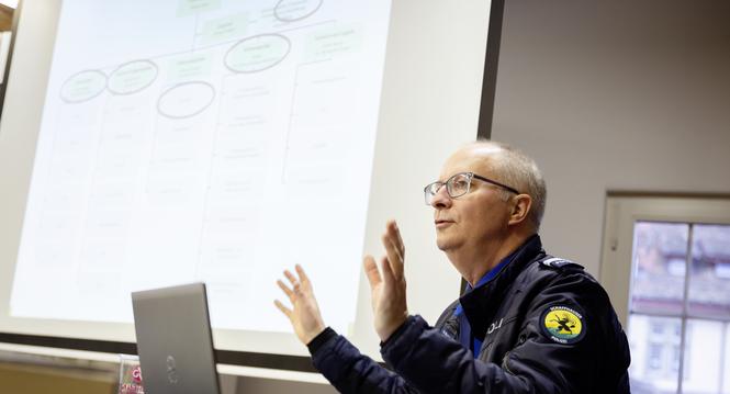 Philipp Maier, Polizeikommandantfotografiert, bei der Medienorientierung zum Umstrukturierungsprojekt Fï¿ï¾¼rsi, in der unschï¿ï¾¤rfe, Mediensprecher Patrick Caprez, fotografiert am Donnerstag, 12. Dezember 2024, in Schaffhausen. (Roberta Fe