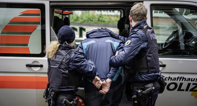 Schaffhauser Polizei Verkehrskontrolle und Verhaftung, fotografiert am Montag, 22. April 2024 in Schaffhausen (Lea Biedermann / Schaffhauser Nachrichten)