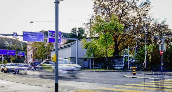 Grosser Verkehr mit Auto und Velo an der Bachstrasse wo eine 30 er Zone entstehen soll, am Mittwoch, 16. November, 2022. (Melanie Duchene / Schaffhauser Nachrichten)