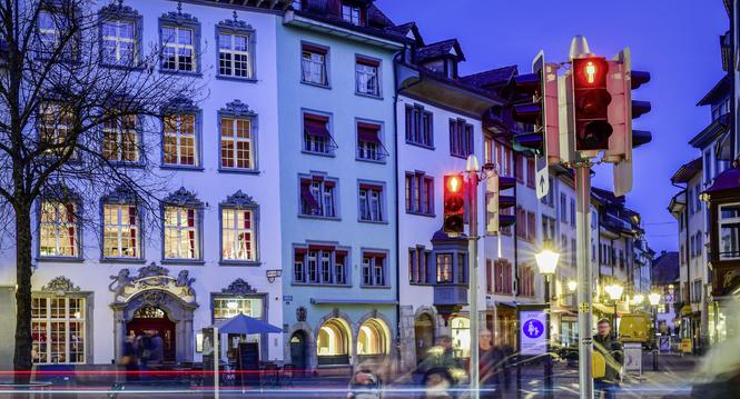 Rotlicht Ampel an der Bachstrasse mit Fussgaengerstreifen bei blauer Stunde, am Freitag, 10. Februar 2023. (Melanie Duchene / Schaffhauser Nachrichten)