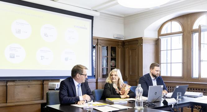 Kanton: Medienorientierung ï¿ï¾¼ber den Abschluss der Staatsrechnung 2025, v.l. Andreas Wurster-Leiter der kantonalen Steuerverwaltung, Cornelia Stamm Hurter-Regierungsrï¿ï¾¤tin, Bjï¿ï¾¶rn Erbrich-Dienststellenleiter der Finanzverwalt