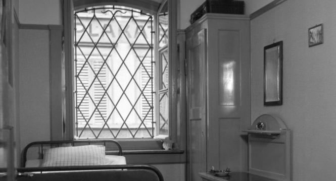 A room with barred window at the Selnau Boys' Home. Pictured in Zurich in 1946. (KEYSTONE/PHOTOPRESS-ARCHIV/Matter)

Ein Zimmer mit vergittertem Fenster im Knabenheim Selnau. Aufgenommen in Zuerich im Jahr 1946. (KEYSTONE/PHOTOPRESS-ARCHIV/Matter)
