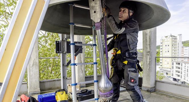 Klï¿ï¾¶ppel der Kirchenglocken werden ausgetauscht, Martin Meister, Mittwoch, 29.04.2026, Neuhausen am Rheinfall (Roger Hofstetter/Schaffhauser Nachricht