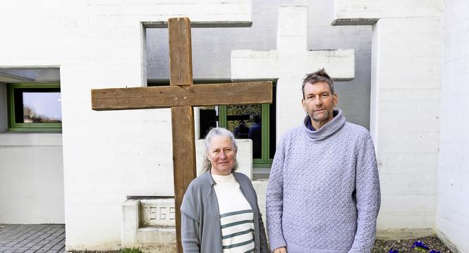 Pfarrer Roland Diethelm und Bernadette Peterer vor dem Kreuz, das am kommenden Karfreitag getragen wird., Donnerstag, 26.03.2026, Schaffhausen (Roger Hofstetter/Schaffhauser Nachrichten)