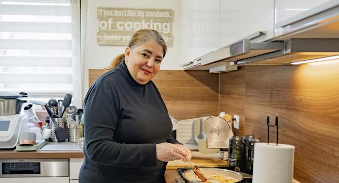 Sonja Graff-Aguilar zeigt, wie sie eine traditionell Spanische Sï¿ï¾¼ssigkeit zubereitet. Fotografiert am Mittwoch, 25. Mï¿ï¾¤rz 2026 in Feuerthalen. (ENYA DALLE FESTE / SCHAFFFHAUSER NACHR