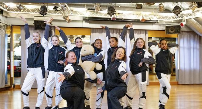 Die Tï¿ï¾¤nzerinnen "Rainbow Girls" bei ihrer Hauptprobe vor der Schweizermeisterschaft, begleitet von Laura Ehrat und Monika Decurtins, fotografiert am Mittwoch, 1. April 2026 in Schaffhausen. (ENYA DALLE FESTE / SCHAFFHAUSER NACHRICHT