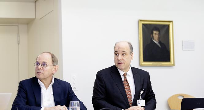 Spitï¿ï¾¤ler Schaffhausen: Medienkonferenz Geschï¿ï¾¤ftsjahr 2025, v.l. Raymond Cron-Spitalratsprï¿ï¾¤sident, Andreas Gattiker-CEO / Spitaldirektor, Donnerstag, 16.04.2026, Schaffhausen (Roger Hofstetter/Schaffhauser N