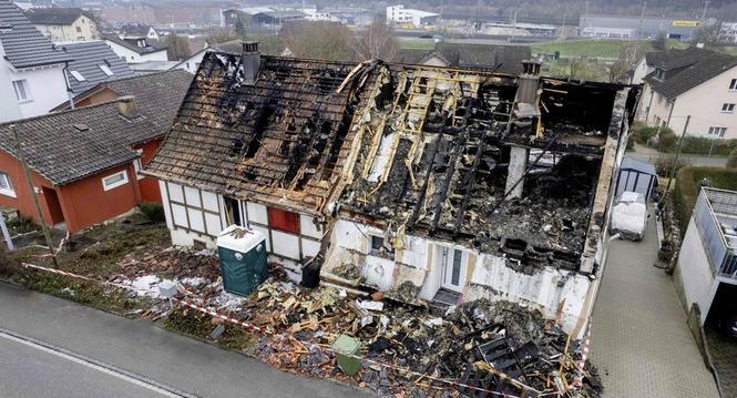 Brand Doppeleinfamilienhaus, 11.12.2025, Thayngen (Roger Hofstetter/Schaffhauser Nachrichten)
