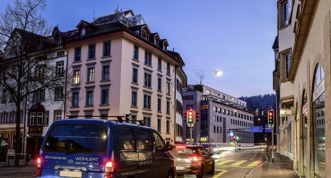 Rotlicht Ampel an der Bachstrasse mit Fussgaengerstreifen bei blauer Stunde, am Freitag, 10. Februar 2023. (Melanie Duchene / Schaffhauser Nachrichten)