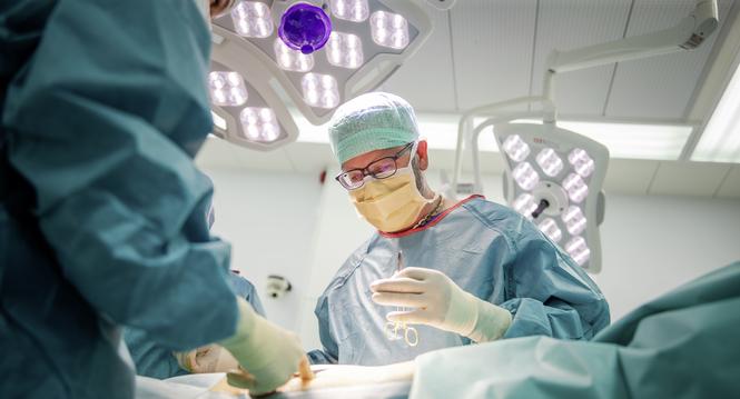 Spitalpfarrer A. Berger schaut dem Chirurgen ueber die Schultern, fotografiert am Freitag 02. Juni 2023, in Schaffhausen. (Roberta Fele / Schaffhauser Nachrichten)