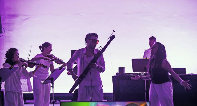 Burak Oezdemir, Fagott und Leitung

Diana Ramirez, Sopran

Kaori Kobayashi, Violine

Sophie Longmuir, Violine

Chang-Yun Yoo, Viola

Linda Mantcheva, Cello

Mirjam Wittulski, Bass

Charlie Zhang, Laute

Jermaine Sprosse, Keyboard

Lucas Koetter, Sound

 ,