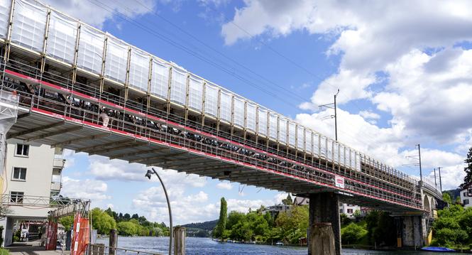 Oberbauleiter der SBB Andrea Federli gibt eine Baustellenbesichtigung zur Sanierung der Eisenbahnbrï¿ï¾¼cke ï¿ï¾¼ber dem Rhein zwischen Schaffhausen und Feuerthalen. Fotografiert am Dienstag, 12. Mai 2026 in Schaffhausen. (ENYA DALLE FESTE /
