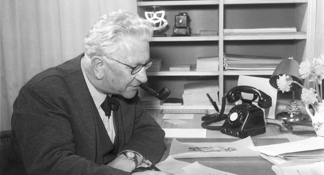 Carl Boeckli, ehemaliger Redakteur des Satiremagazins "Nebelspalter", aufgenommen am 26. September 1964 am Schreibtisch in seinem Haus in Heiden, Appenzell Ausserrhoden. (KEYSTONE/PHOTOPRESS-ARCHIV/Grunder)