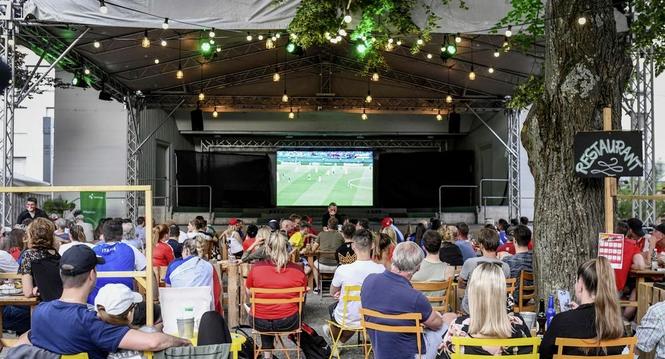 Fans fiebern waehrend dem EM Spiel Schweiz Italien mit ihrer Mannschaft mit im Public Viewing im Mosergarten, am Mittwoch, 16. Juni, 2021. (Melanie Duchene / Schaffhauser Nachrichten)