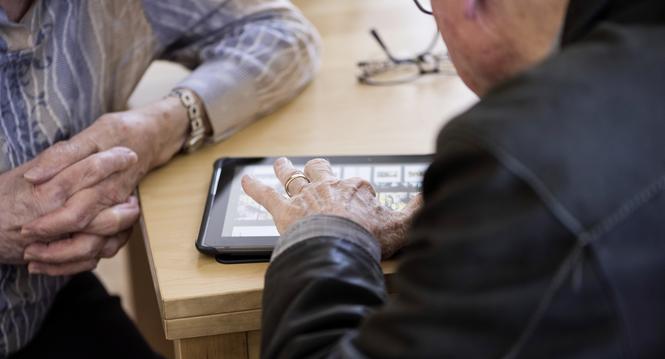 Drehscheibe Nidwalden bietet eine Plattform fï¿ï¾¼r sozialen Kontakte und Vernetzung. Frau Annemarie Lacher (*1932) lebt im Wohnheim Naegeligasse in Stans und wird seit 3 Jahren woechentlich von Herrn Rolf Weibel (*1939) besucht. Sie diskutieren ue