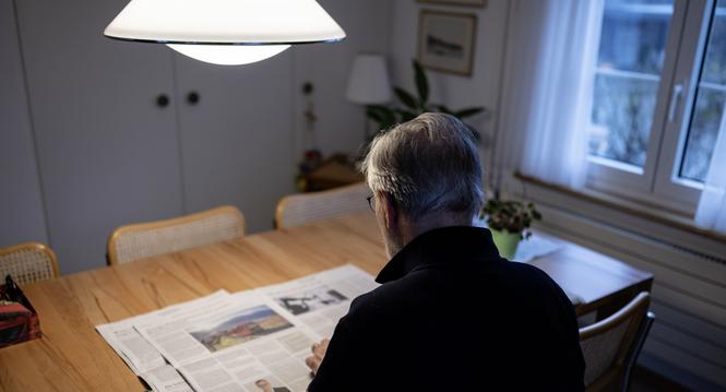 Ein Rentner liest eine Tageszeitung, fotografiert am Freitag, 2. Februar 2024 in Uster. (KEYSTONE/Christian Beutler)