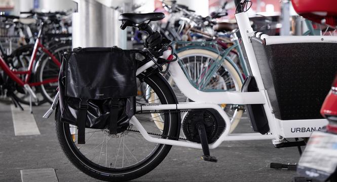 Ein parkiertes Cargo Bike am Bahnhof Hardbruecke, fotografiert am Montag, 24. Juni 2024 in Zuerich. (KEYSTONE/Christian Beutler)