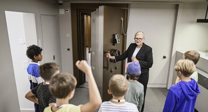 Kinder besuchen mit dem Ferienpass den Tresorraum der Schaffhauser Kantonalbank, Gordana Pizzillo zeigt den Tresorraum, die Kinder dï¿ï¾¼rfen sogar ein Goldbarren in die Hand nehmen, am Dienstag, 15 Juli 2025. (Melanie Duchene / Schaffhauser Nachri