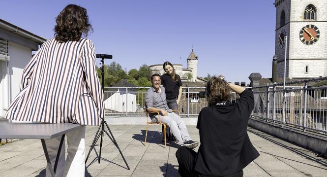 Alex Blunschi und Tochter Lorin werden von Esther Michel fï¿ï¾¼r die Schweizer Familie fotografiert, links im Bild: Journalistin Nicole Tabanyi von der Schweizer Familie, Donnerstag, 30.04.2026, Schaffhausen (Roger Hofstetter/Schaffhauser Nachricht