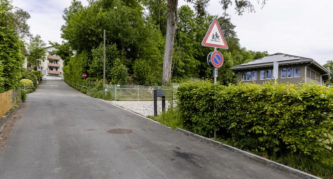 Charlottenweg: Einwohnerrat Herbert Hirsiger wï¿ï¾¼nscht sich Gummischwellen beim Kindergarten Charlottenfels, Mittwoch, 13.05.2026, Neuhausen am Rheinfall (Roger Hofstetter/Schaffhauser Nachricht