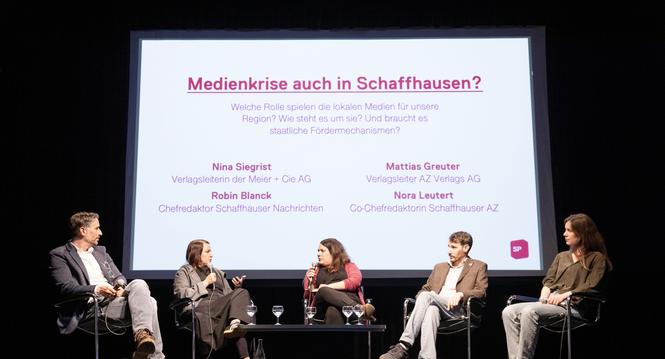 Podiumsdiskussion zur Medienfï¿ï¾¶rderung im Kanton Schaffhausen, v.l. Robin Blanck - Chefredaktor Schaffhauser Nachrichten, Nina Siegrist - Verlagsleiterin der Meier + Cie AG, Romina Loliva - Co-Prï¿ï¾¤sidentin SP Schaffhausen, Mattias Greu