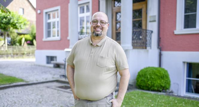 Gemeinderat vor dem Gemeindehaus Portrait mit Sandro Stelletti, neuer Gemeindepraesident, am Dienstag, 21. Juni, 2022. (Melanie Duchene / Schaffhauser Nachrichten)
