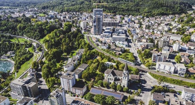 Drohenbild von Neuhausen mit Blick auf die Rhytech Hochhaeuser und die katholische Kirche, am Donnerstag, 22. September, 2022. (Melanie Duchene / Schaffhauser Nachrichten)