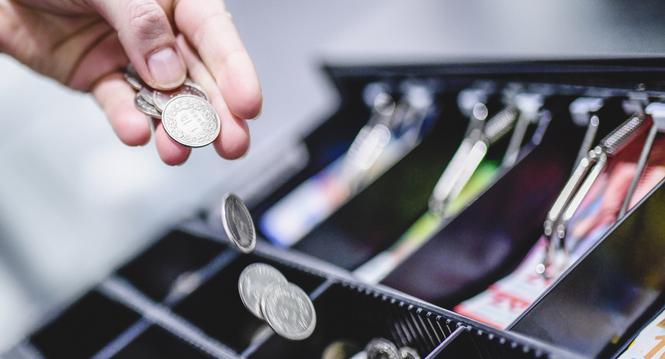 Themenbild Teuerung, Geld und Teurungsausgleich, Geld in einer Kasse mit Muenzen und Noten, am Donnerstag, 17. November, 2022. (Melanie Duchene / Schaffhauser Nachrichten)