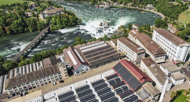 Drohenaufnahme von der Photovoltaik Anlage auf dem sig Areal Umgebung Neuhausen, am Montag, 14. August 2023. (Melanie Duchene / Schaffhauser Nachrichten)